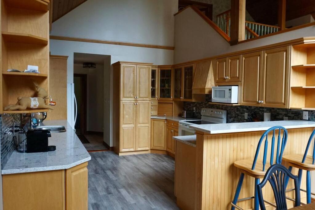 Chalet Style Cottage Near Shawnigan Lake Экстерьер фото