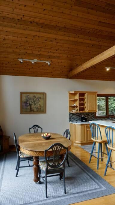 Chalet Style Cottage Near Shawnigan Lake Экстерьер фото